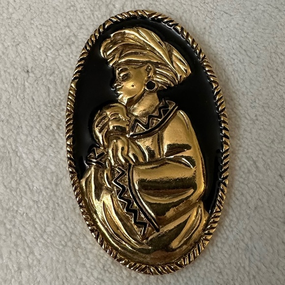 Avon Jewelry - Stunning Vintage Avon Brooch -> Stunning vintage Avon brooch
